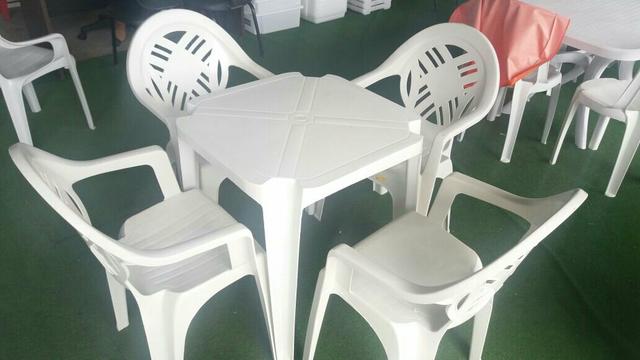 Jogo de mesa com cadeiras de plástico mega oferta