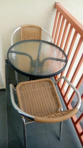 Mesa e cadeiras