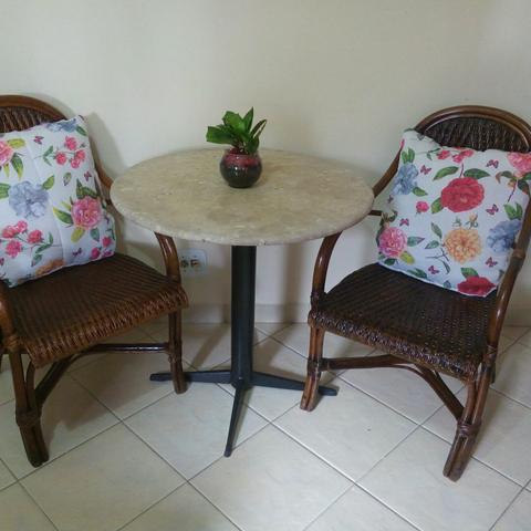 Pomtronas Amazonia e mesa Marmore Travertino para varanda