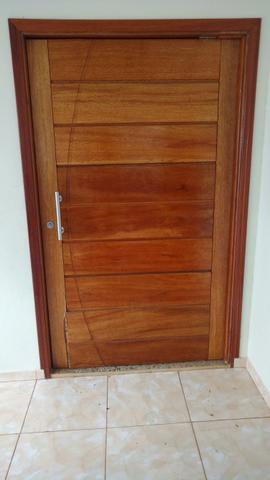 Porta de madeira maciça pivotante