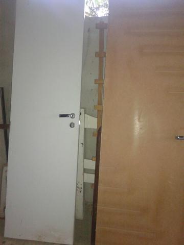 Portas com fechaduras e dobradiças