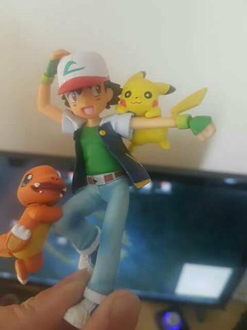 Ash com pikachu e charmander Megahouse