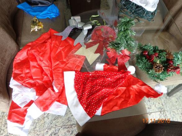 Kit de Natal com gorros e roupa de Papai Noel, mini árvore,