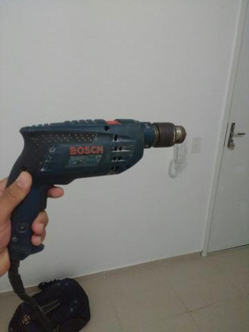 Furadeira Bosch 700w de potência