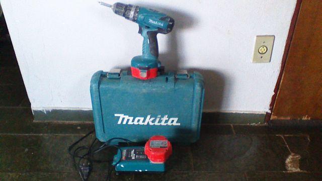 Parafusadeira Makita D 14.4V com duas baterias