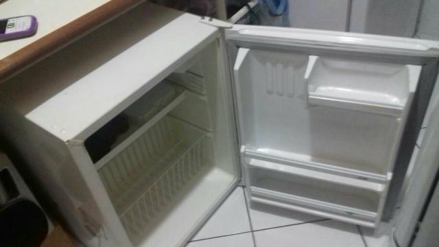 Refrigerador/Frigobar 80litros Semi Novo