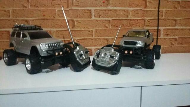 2 carrinhos de controle remoto