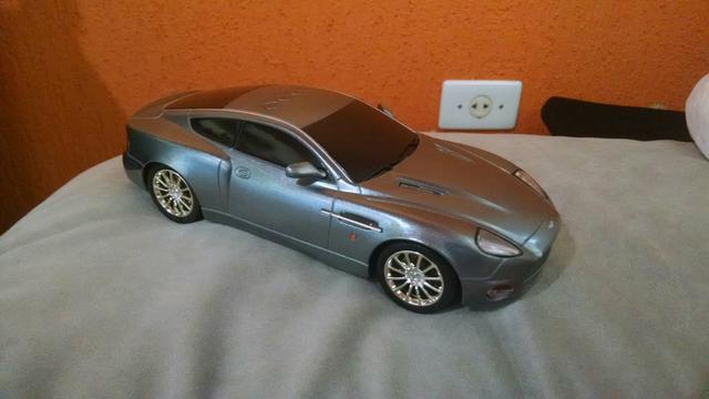 Aston Martin 1/18 com sons