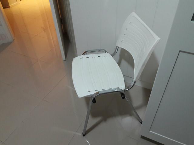 Cadeira de escritório (branco com cromado)