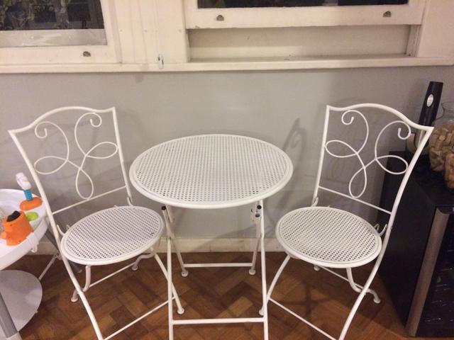 Conjunto mesa e cadeira de ferro da Etna
