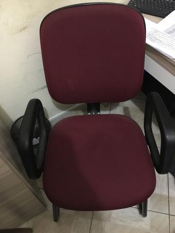 Duas cadeiras de escritório