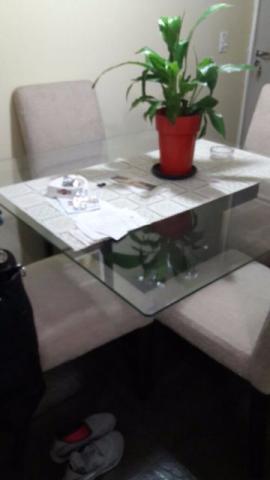 Mesa quadrada para 4 lugares com tampo de vidro