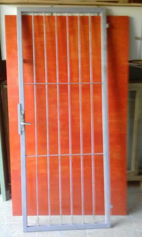 Porta de ferro gradeada