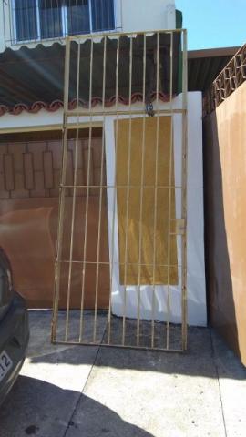 Portão de ferro com porta