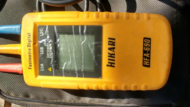 Um amperímetro analógico, um Fasimetro Hikari e um