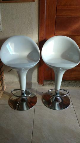 Banqueta com encosto alto