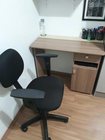 Escrivaninha e cadeira