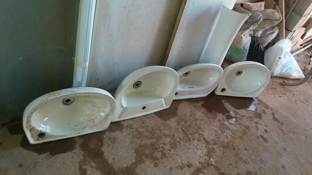 Lavatório com coluna