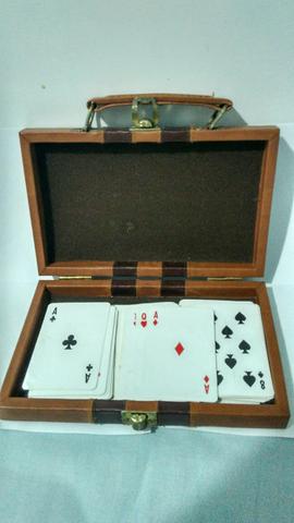 Maleta com jogo de cartas da grow