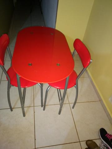Mesa de vidro vermelha duas cadeiras