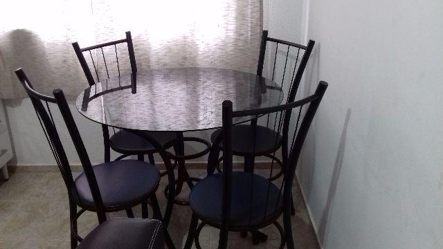 Mesa redonda Semi Nova com 4 cadeiras