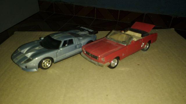 Miniatura Ford GT e Mustang conversível