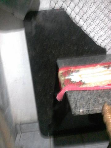 Pedra de mármore com um pedaço do lado quebrado