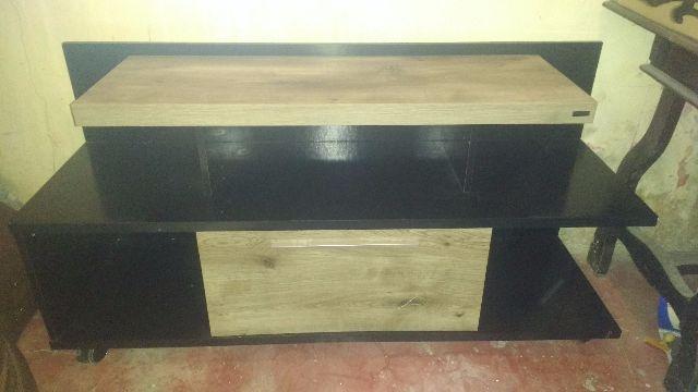 Rack com rodas e porta, preto e pardo
