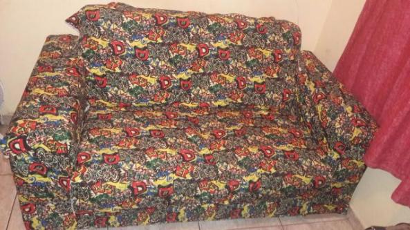 Sofá 2 lugares com capa colorida