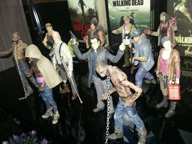The Walking Dead. 12 Action Figures