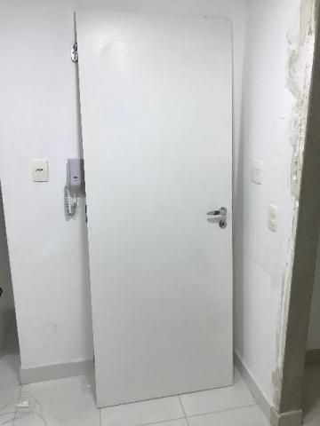 Duas portas brancas lisas de madeira com maçaneta