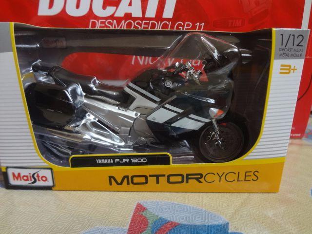Maisto moto em escala 1/12