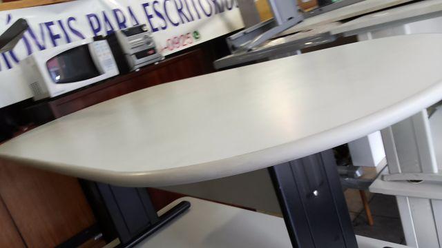 Mesa oval para reuniões