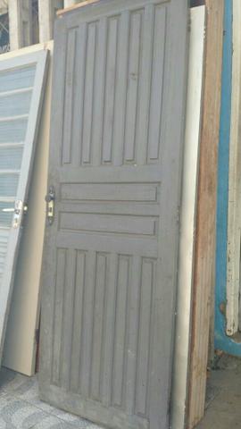 Porta de madeira maciça