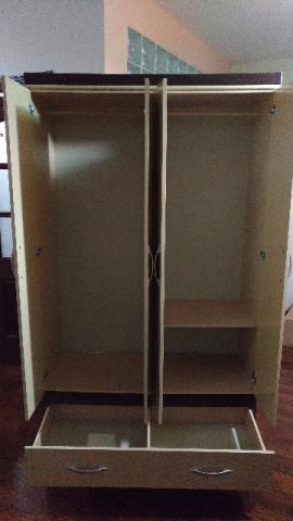 Armário 04 portas, col bege claro,pés reguláveis e, bom
