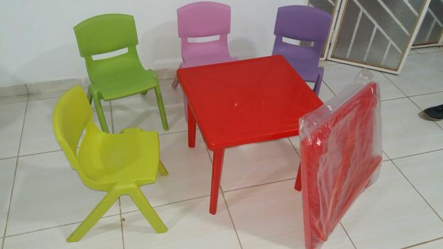 Cadeirinhas e mesas para crianças reforçada