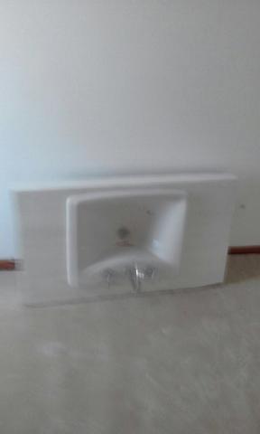 Cuba banheiro com torneira duplo comando