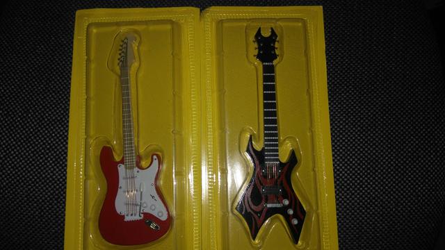 Duas mini's guitarras para colecionadores, lacradas