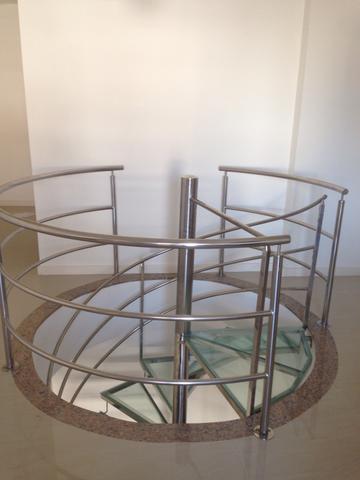 Escada de aço inox com degraus de vidro laminado