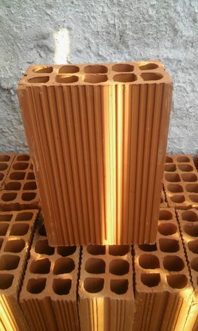 Grande liquidação de tijolos.