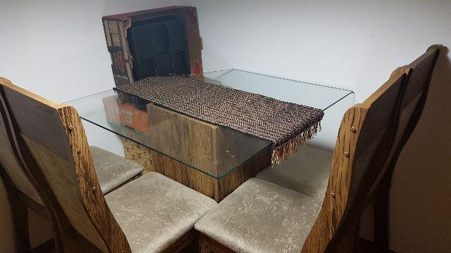 Mesa de 4 lugares - Cadeiras perfeitas - Tampo de vidro