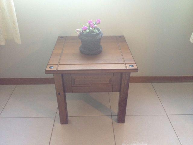 Mesa quadrada pequena em