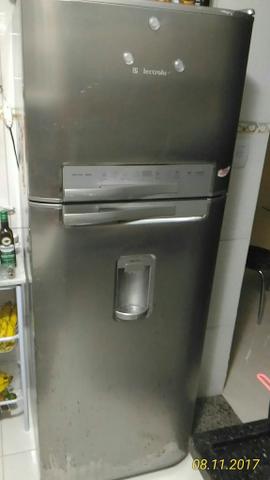 Refrigerador Electrolux DW50X inox, dispenser de água na