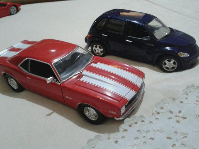 2 carrinhos escala 1/24