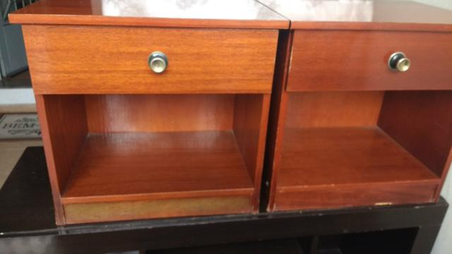 Criado mudo de madeira