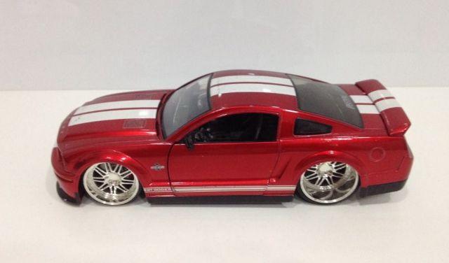  Shelby GT-500KR escala 1/24 vermelha - Jada Toys