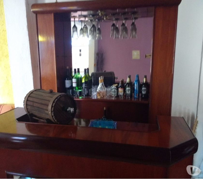 Bar de sala com balcão e iluminação