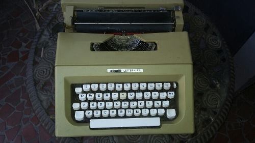 Máquina De Escrever Olivetti Lettera 25