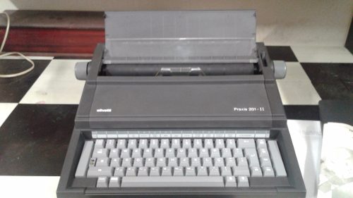 Máquina De Escrever Olivetti Praxis 201 - ||