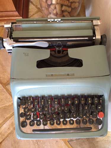 Máquina De Escrever Olivetti Verde Clara